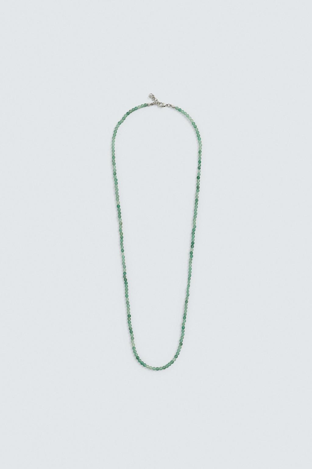 Ожерелье из каменных бусин