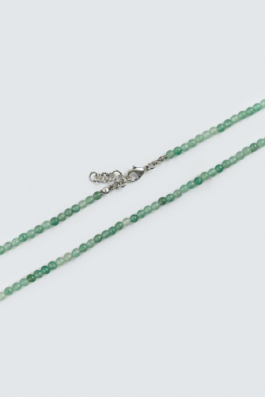 Ожерелье из каменных бусин