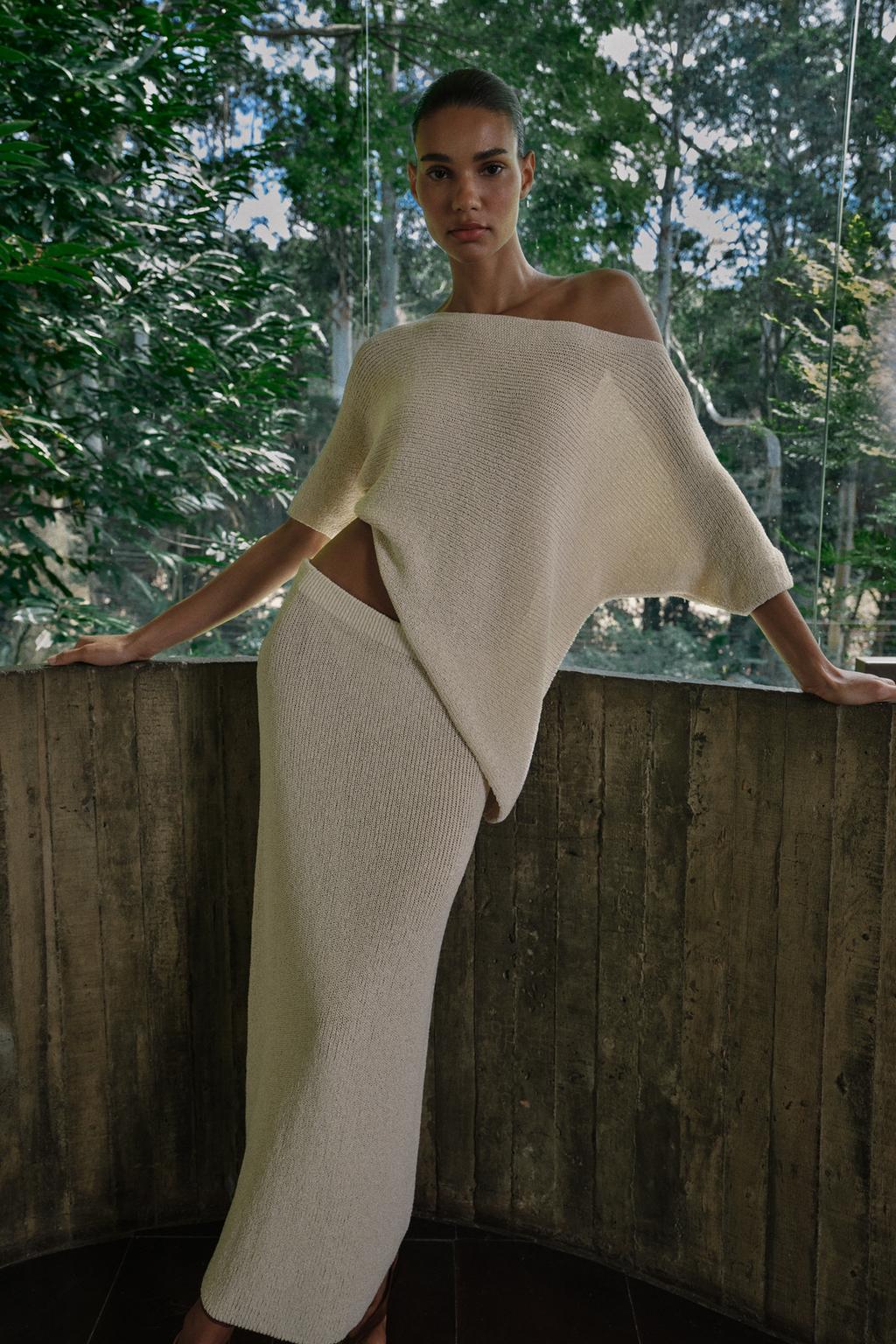 ТРИКОТАЖНЫЙ ТОП АСИММЕТРИЧНОГО КРОЯ