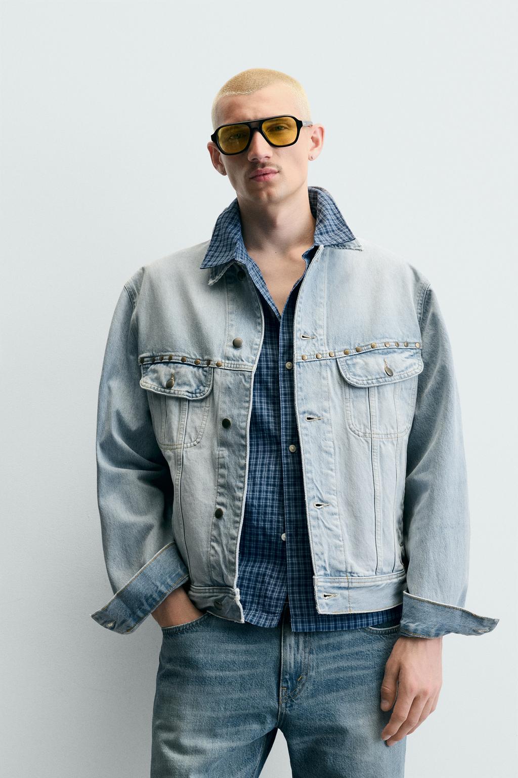 ДЖИНСОВАЯ КУРТКА СВОБОДНОГО КРОЯ С МЕТАЛЛИЧЕСКИМИ ЗАКЛЕПКАМИ
