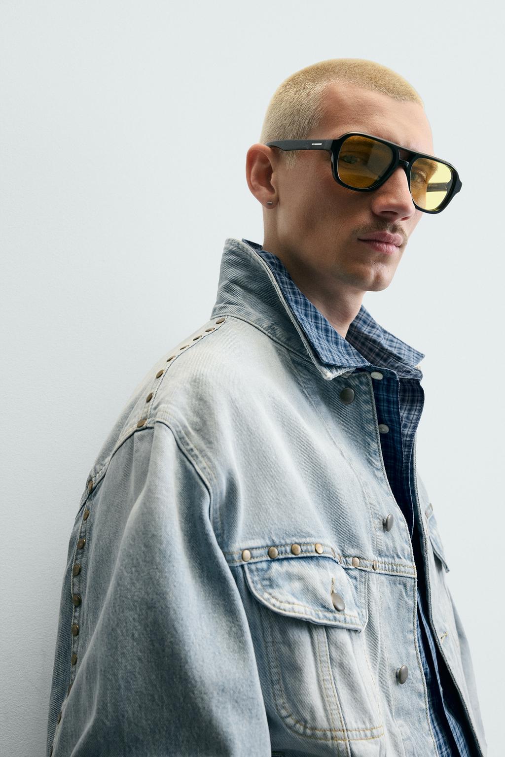 ДЖИНСОВАЯ КУРТКА СВОБОДНОГО КРОЯ С МЕТАЛЛИЧЕСКИМИ ЗАКЛЕПКАМИ