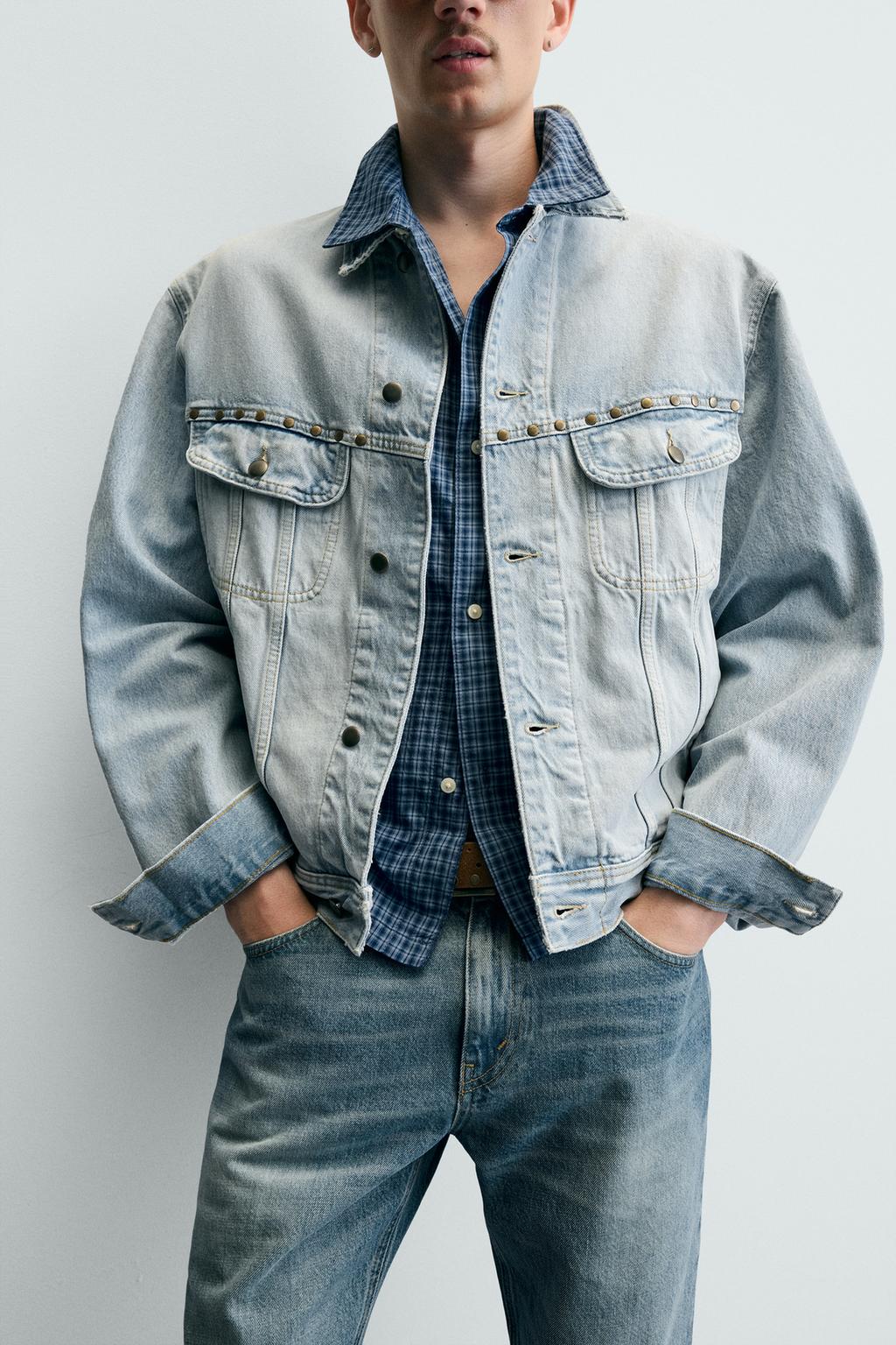 ДЖИНСОВАЯ КУРТКА СВОБОДНОГО КРОЯ С МЕТАЛЛИЧЕСКИМИ ЗАКЛЕПКАМИ