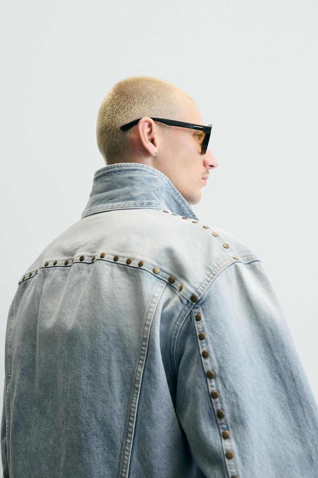 ДЖИНСОВАЯ КУРТКА СВОБОДНОГО КРОЯ С МЕТАЛЛИЧЕСКИМИ ЗАКЛЕПКАМИ