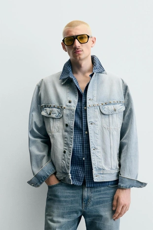 Джинсовая куртка свободного кроя с металлическими заклепками- Заказать в России