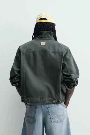 Куртка с эффектом потертости и комбинированным воротником- Заказать в России