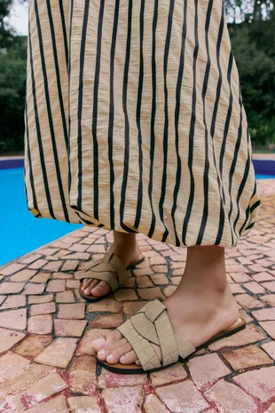 Кожаные сандалии с перекрещенными ремешками- Заказать в России