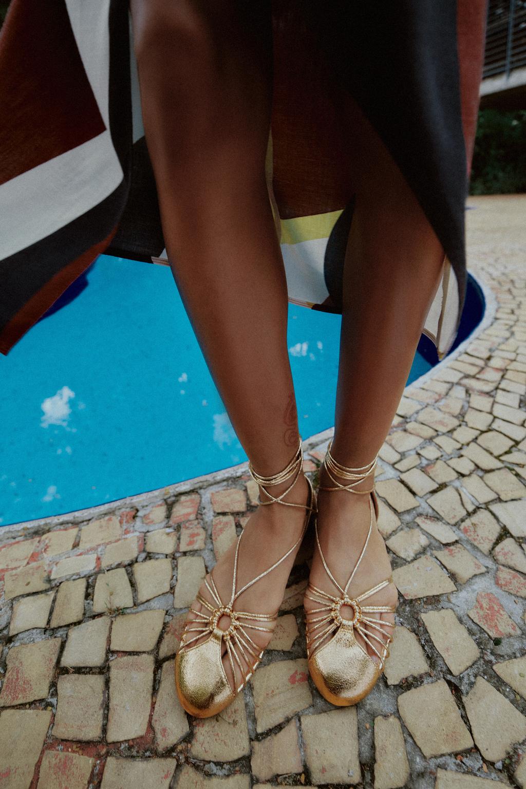 САНДАЛИИ НА ШНУРОВКЕ С МЕТАЛЛИЧЕСКИМ БЛЕСКОМ