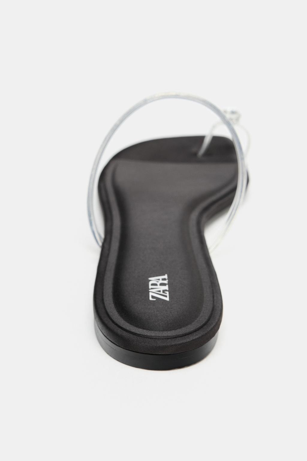 САНДАЛИИ ИЗ ВИНИЛА НА ПЛОСКОЙ ПОДОШВЕ