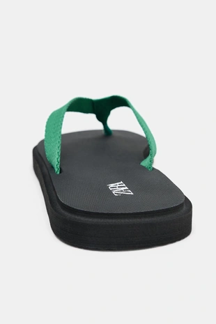 Сандалии на плоской подошве с контрастным ремешком