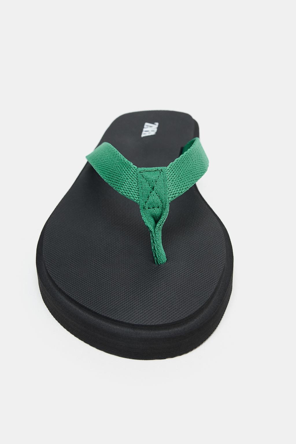 САНДАЛИИ НА ПЛОСКОЙ ПОДОШВЕ С КОНТРАСТНЫМ РЕМЕШКОМ