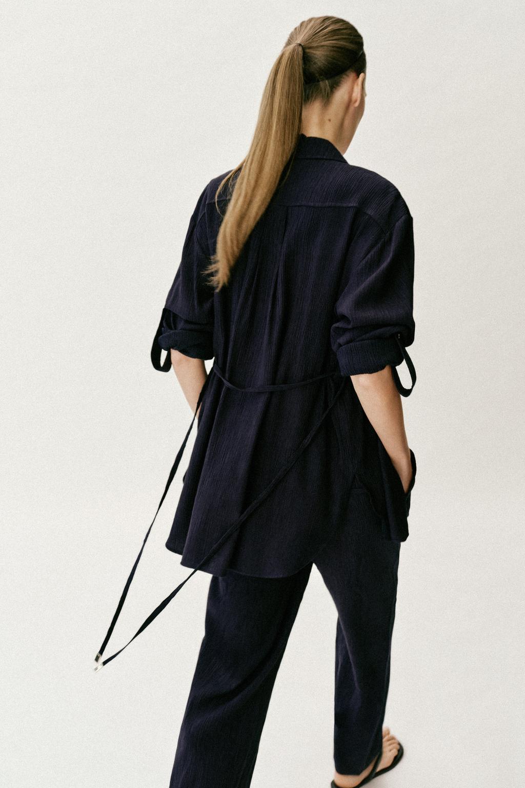 РУБАШКА-САФАРИ С ЭФФЕКТОМ ЖАТОЙ ТКАНИ И ПОЯСОМ