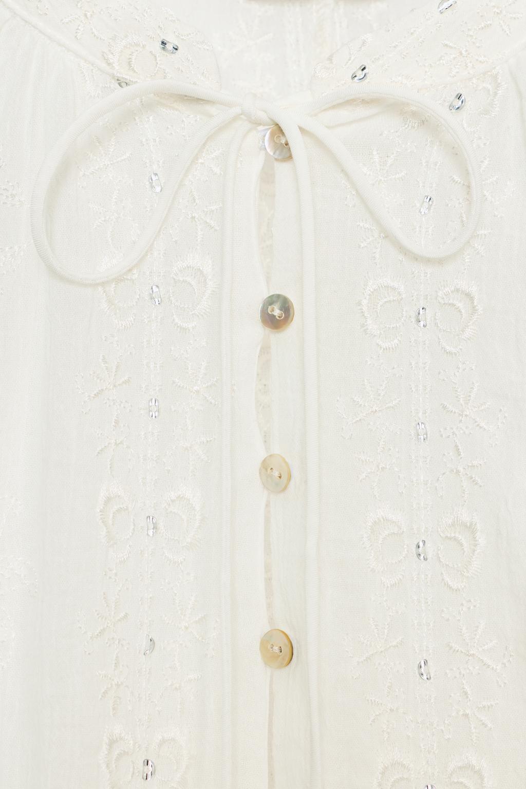 БЛУЗА С ВЫШИВКОЙ И ПАЙЕТКАМИ