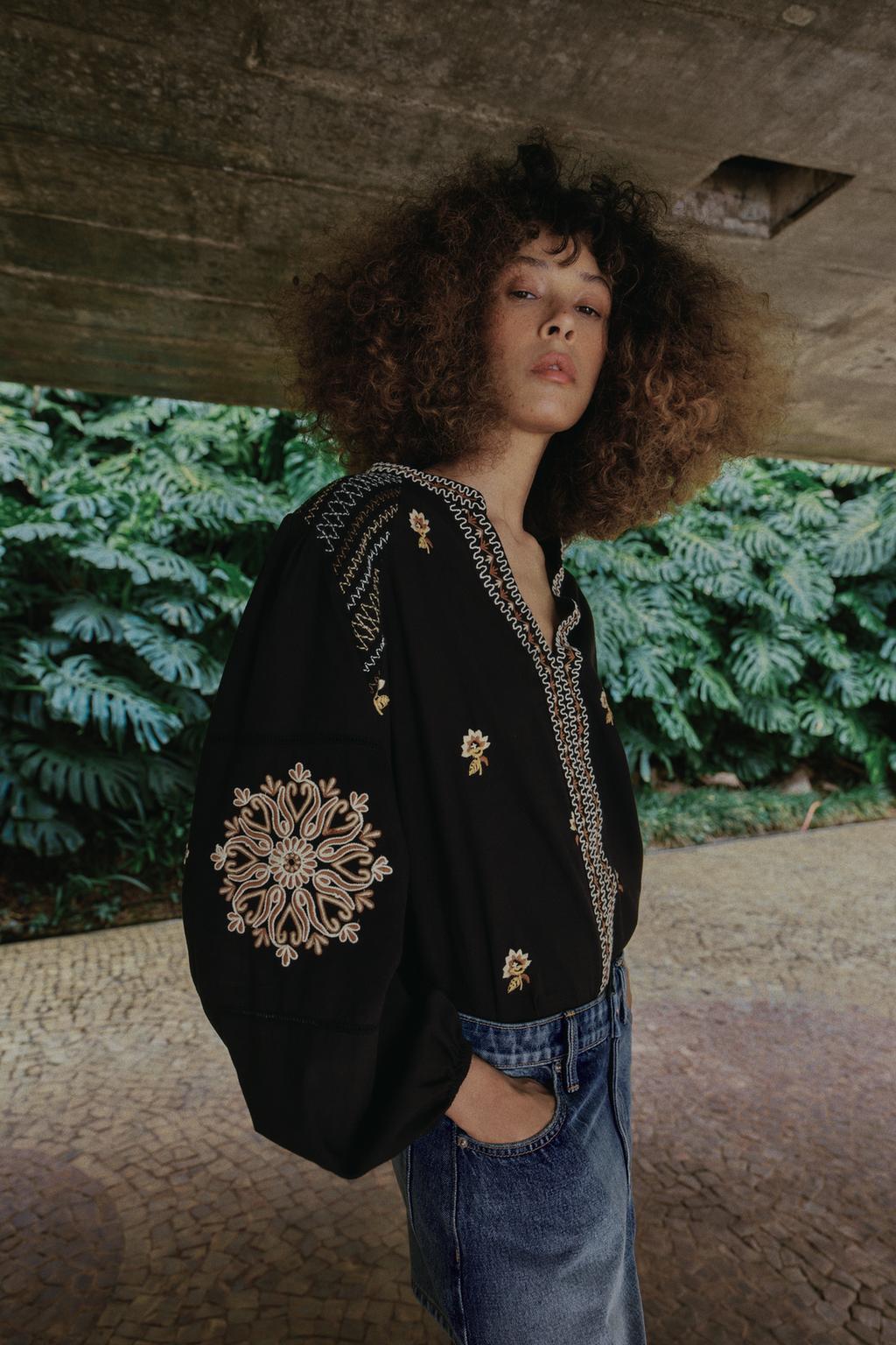 РУБАШКА С ЦВЕТОЧНОЙ ВЫШИВКОЙ