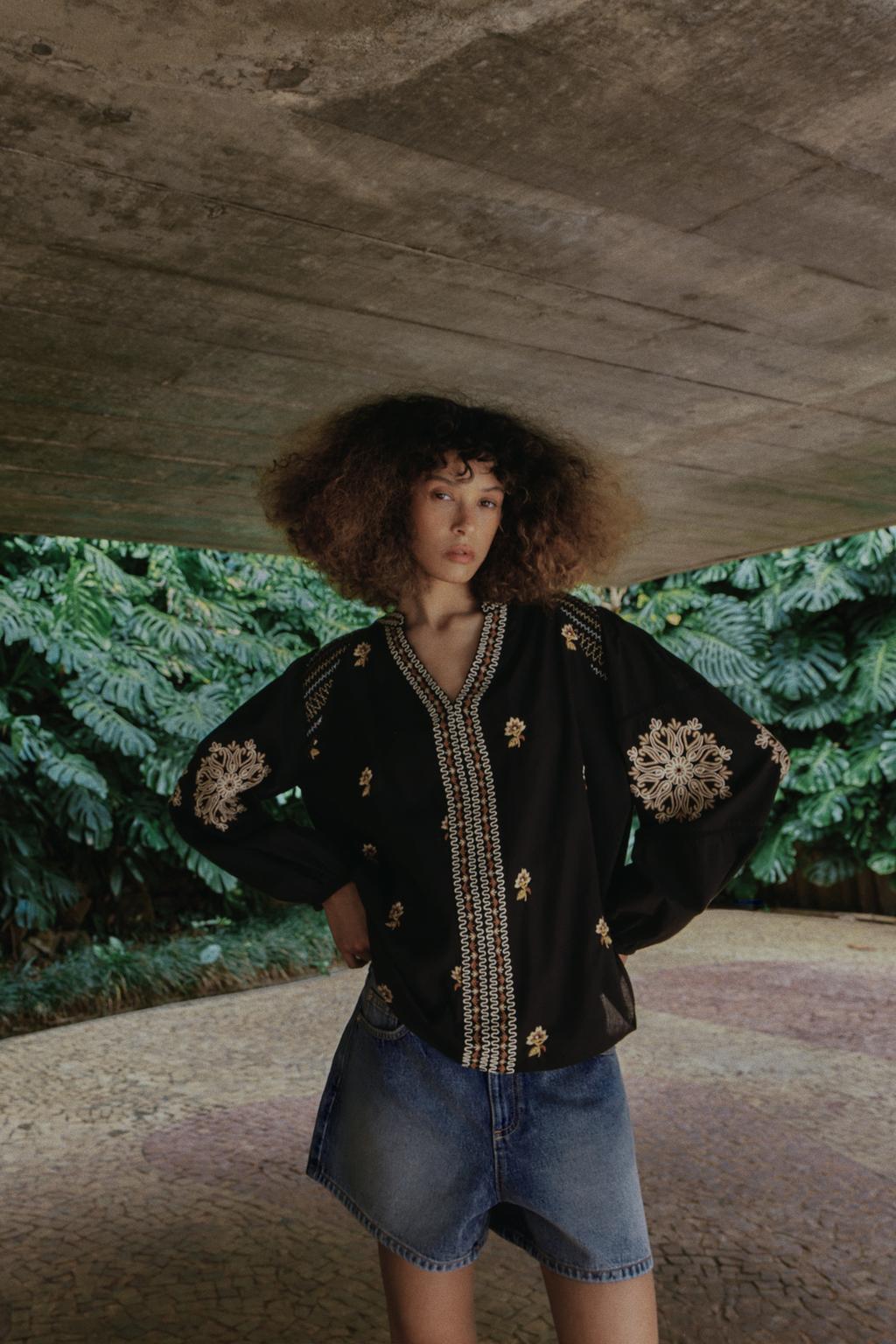 РУБАШКА С ЦВЕТОЧНОЙ ВЫШИВКОЙ