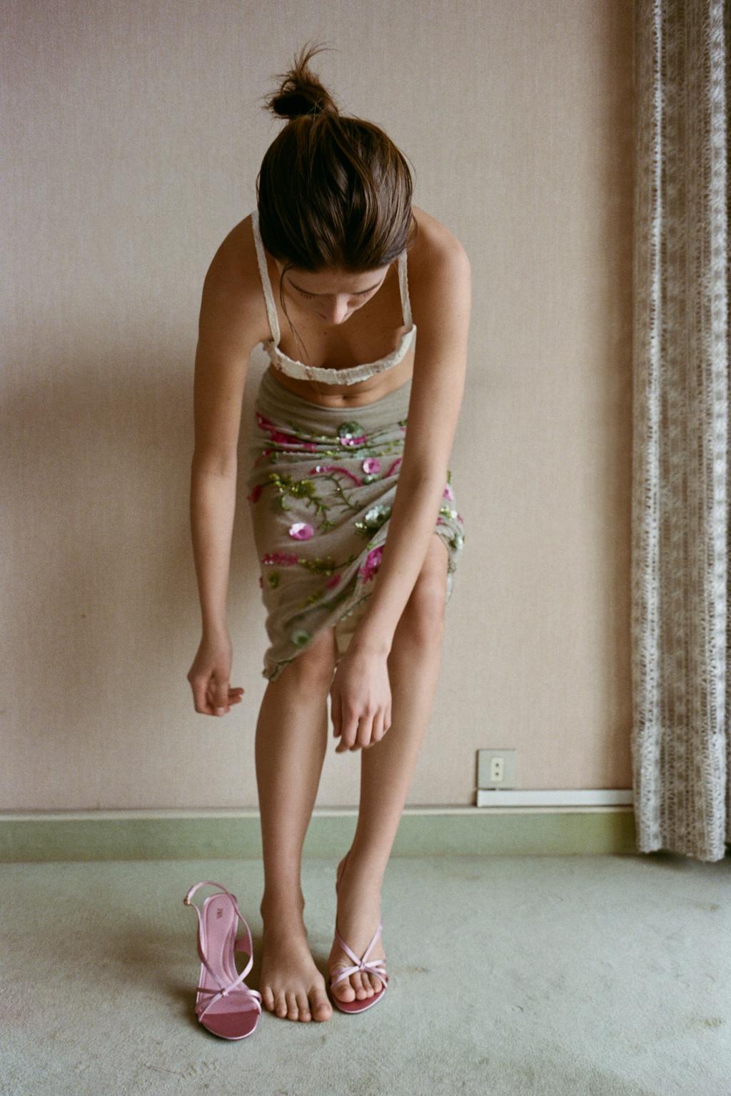 ЮБКА С БЛЕСТЯЩЕЙ НИТЬЮ И БУСИНАМИ