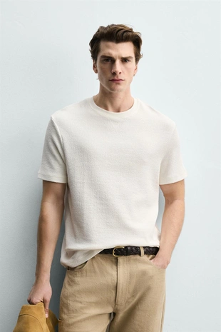 Футболка классического кроя из рельефной ткани