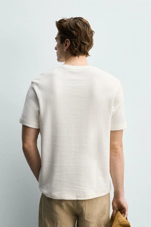 Футболка классического кроя из рельефной ткани