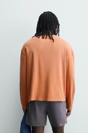 Футболка Relaxed Fit с воротником на пуговицах- Заказать в России