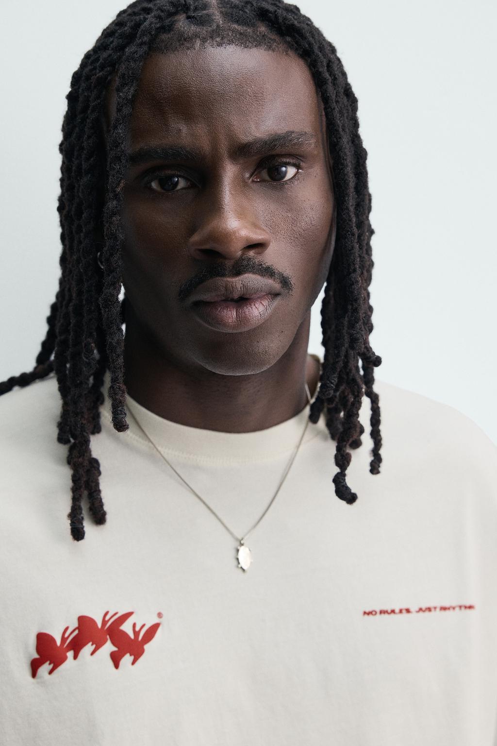 ФУТБОЛКА С КОНТРАСТНЫМ ПРИНТОМ