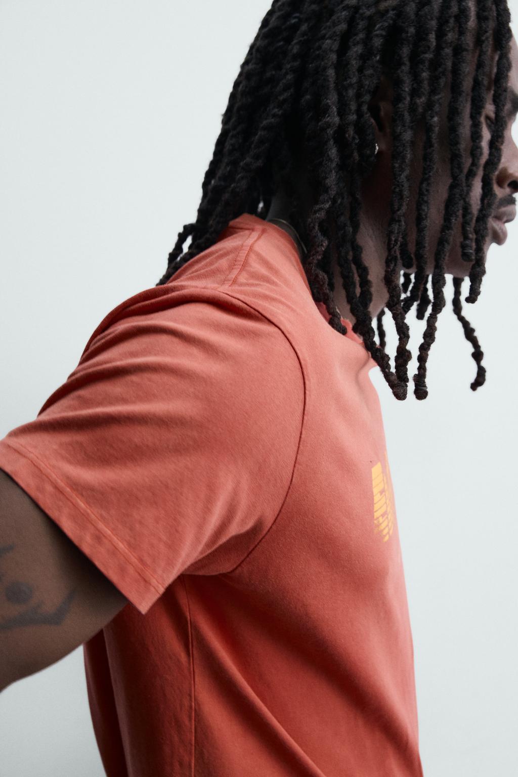 ФУТБОЛКА С НАДПИСЬЮ И ЭФФЕКТОМ ПОТЕРТОСТИ