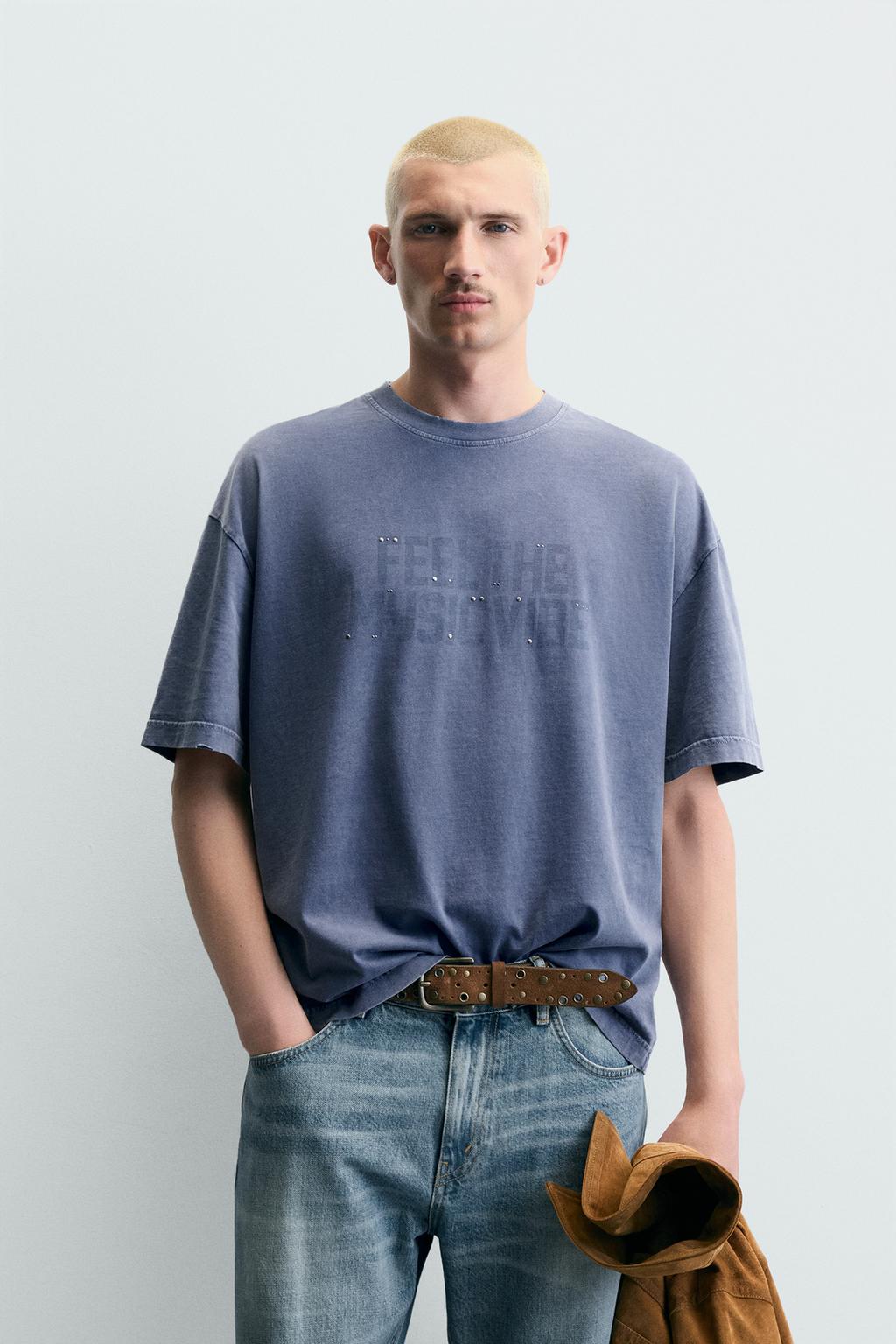 ФУТБОЛКА С ЭФФЕКТОМ ПОТЕРТОСТИ И ЗАКЛЕПКАМИ