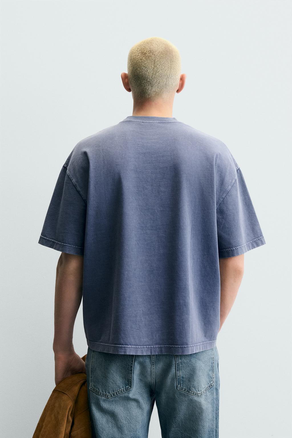 ФУТБОЛКА С ЭФФЕКТОМ ПОТЕРТОСТИ И ЗАКЛЕПКАМИ