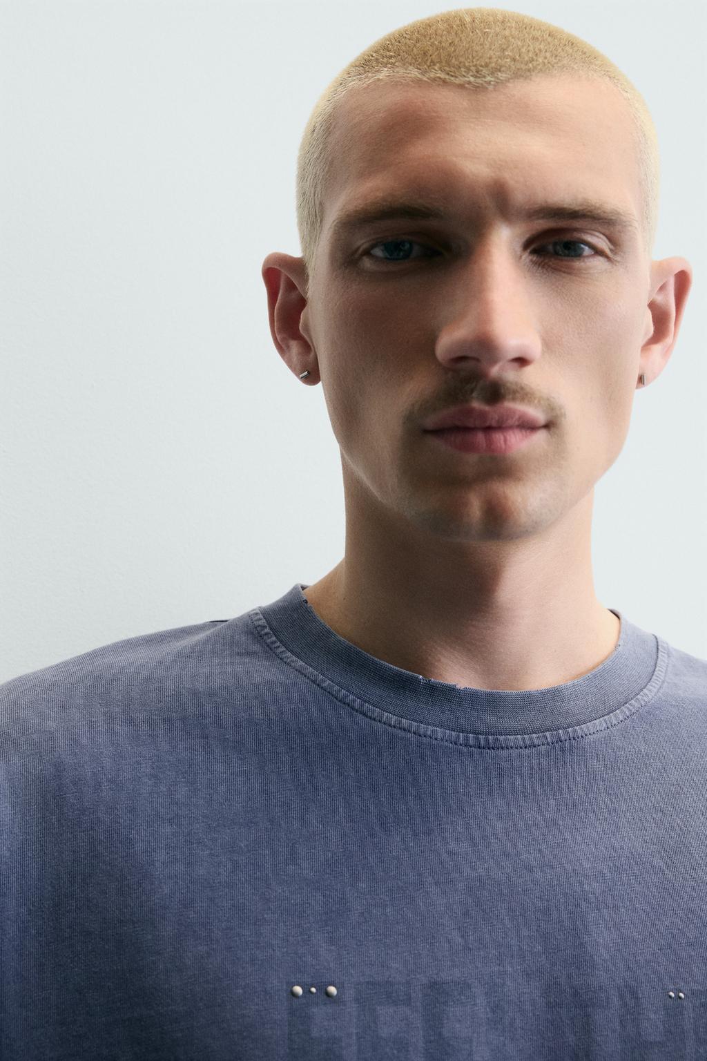 ФУТБОЛКА С ЭФФЕКТОМ ПОТЕРТОСТИ И ЗАКЛЕПКАМИ