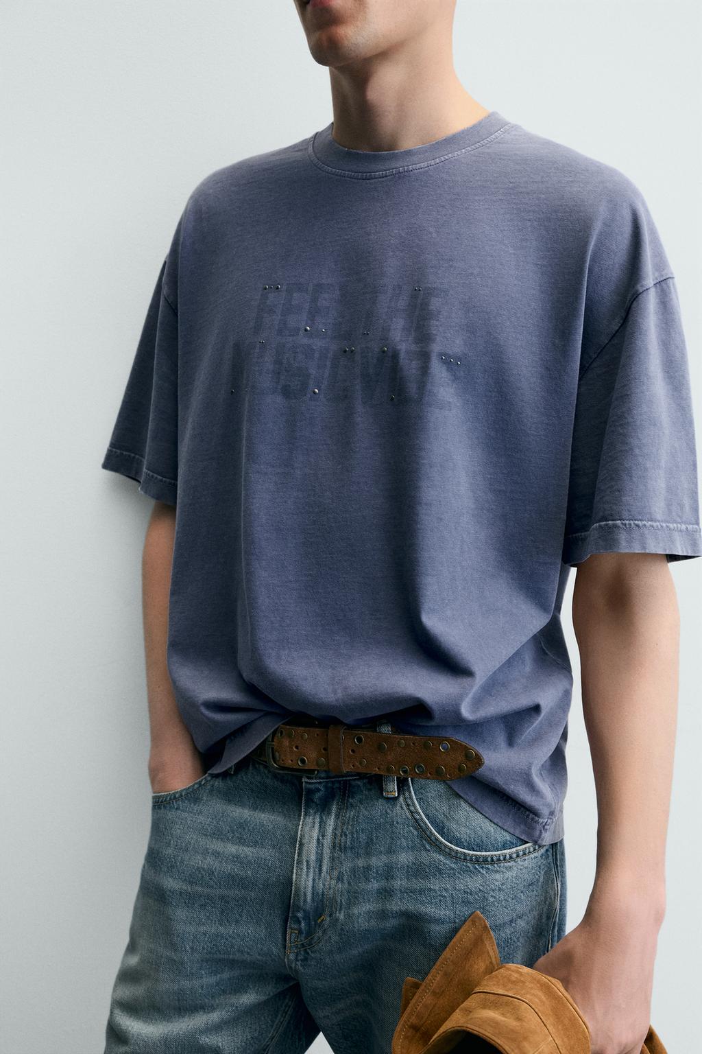 ФУТБОЛКА С ЭФФЕКТОМ ПОТЕРТОСТИ И ЗАКЛЕПКАМИ