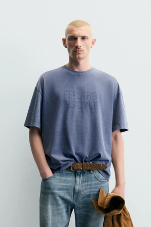 Футболка с эффектом потертости и заклепками- Заказать в России