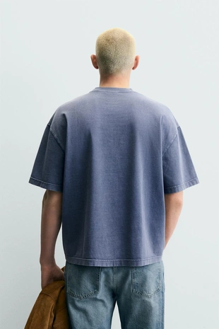 Футболка с эффектом потертости и заклепками- Заказать в России