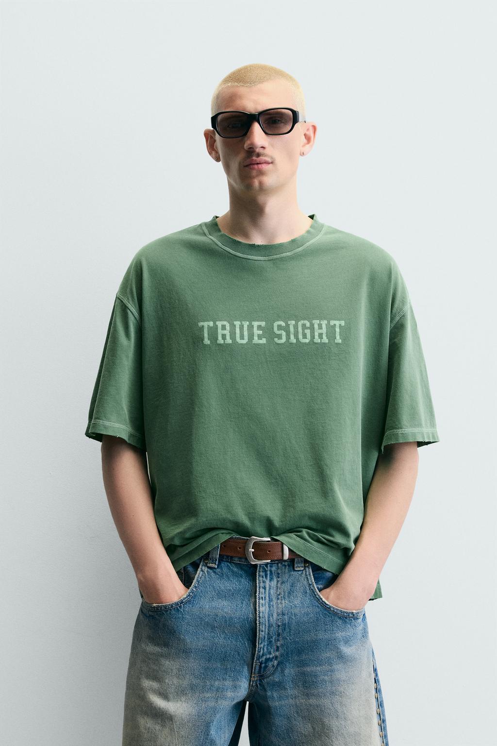 ФУТБОЛКА СВОБОДНОГО КРОЯ С ЭФФЕКТОМ ПОТЕРТОСТИ И ПРИНТОМ