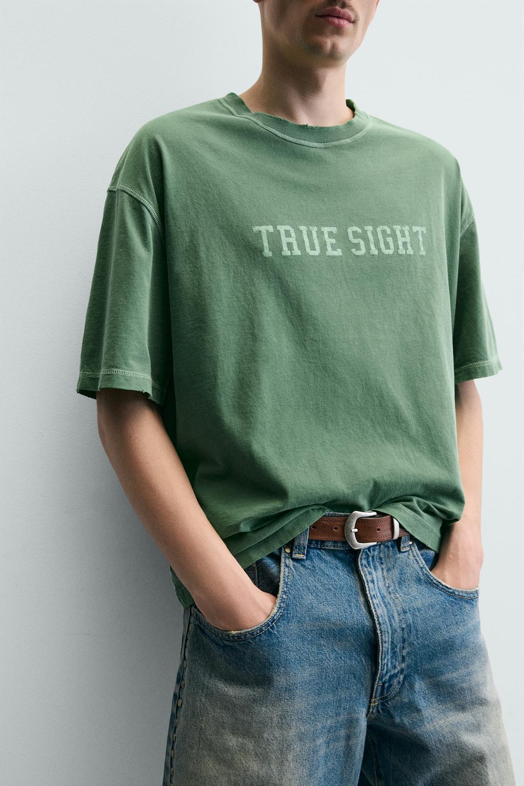 ФУТБОЛКА СВОБОДНОГО КРОЯ С ЭФФЕКТОМ ПОТЕРТОСТИ И ПРИНТОМ