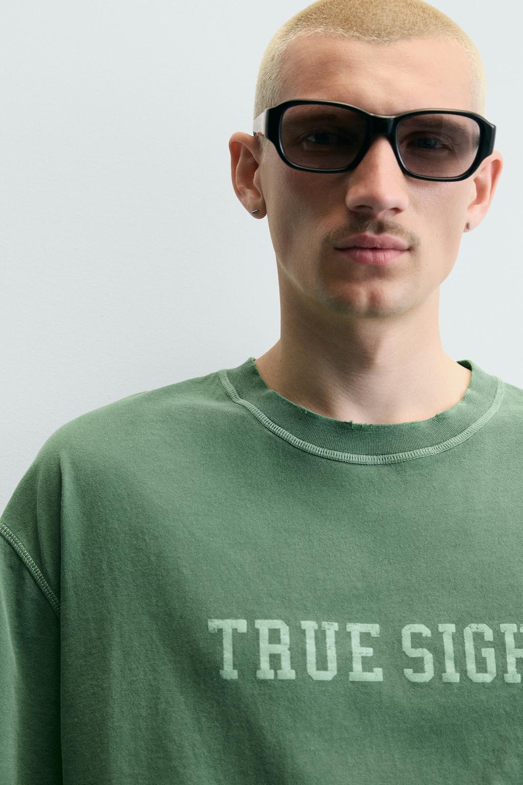 ФУТБОЛКА СВОБОДНОГО КРОЯ С ЭФФЕКТОМ ПОТЕРТОСТИ И ПРИНТОМ