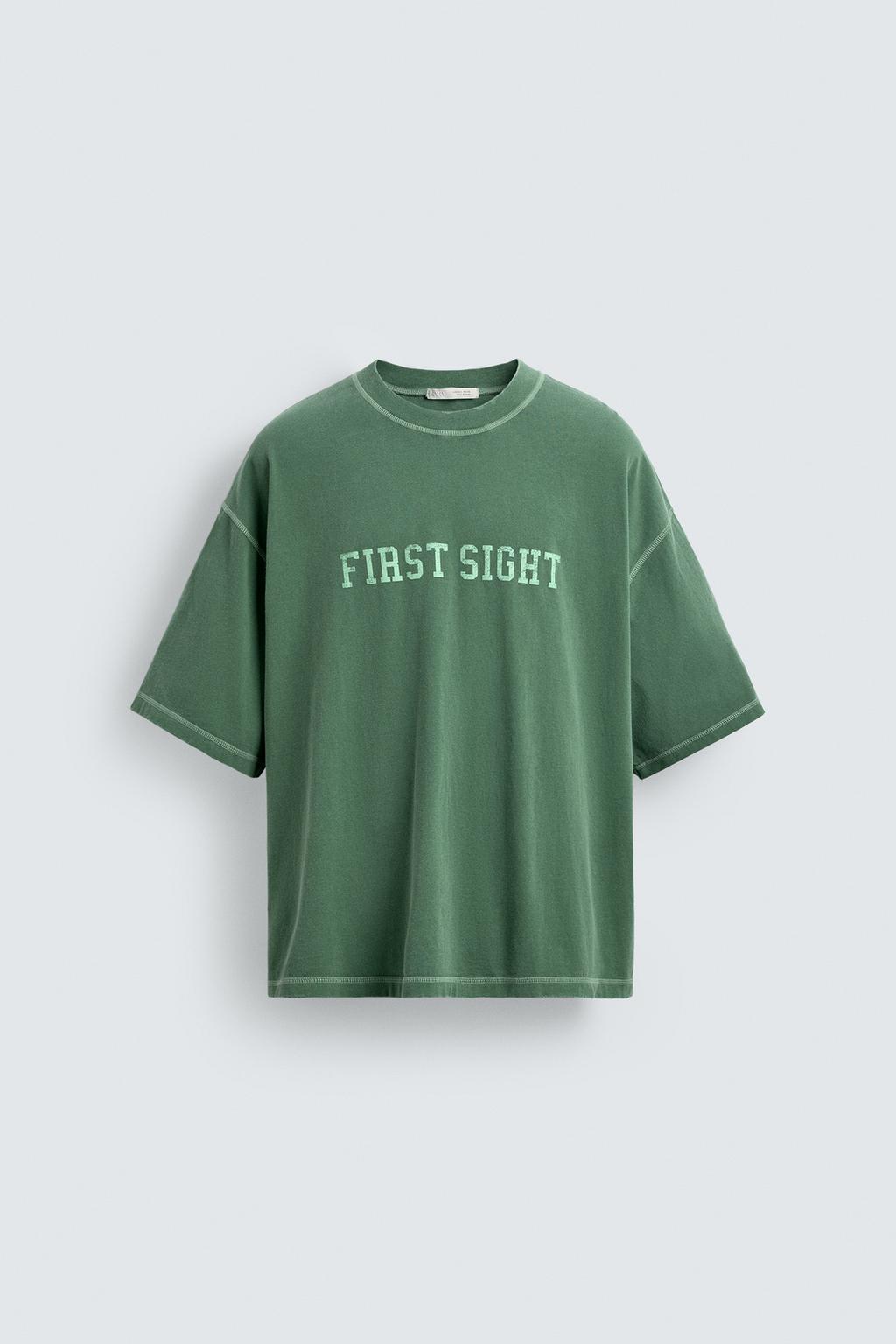 ФУТБОЛКА СВОБОДНОГО КРОЯ С ЭФФЕКТОМ ПОТЕРТОСТИ И ПРИНТОМ