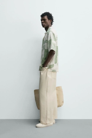 Рубашка струящегося покроя с абстрактным принтом