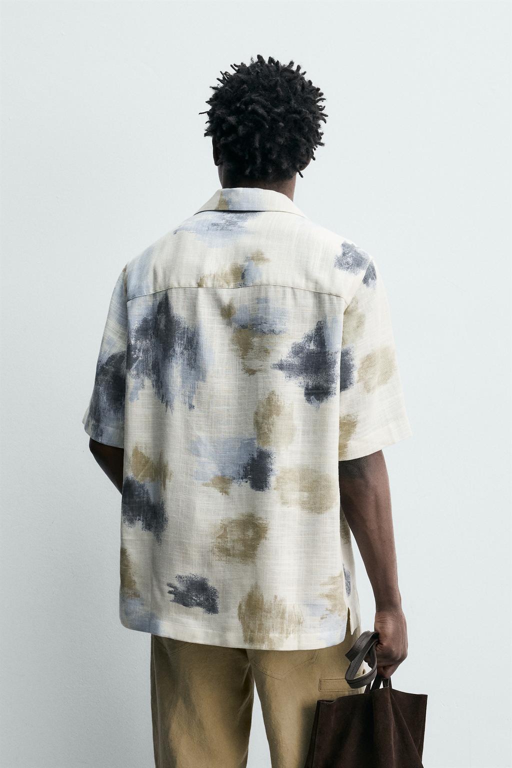 РУБАШКА СТРУЯЩЕГОСЯ ПОКРОЯ С АБСТРАКТНЫМ ПРИНТОМ