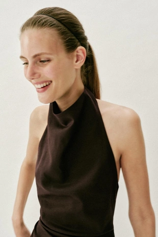 Платье миди с горловиной халтер из льна- Заказать в России