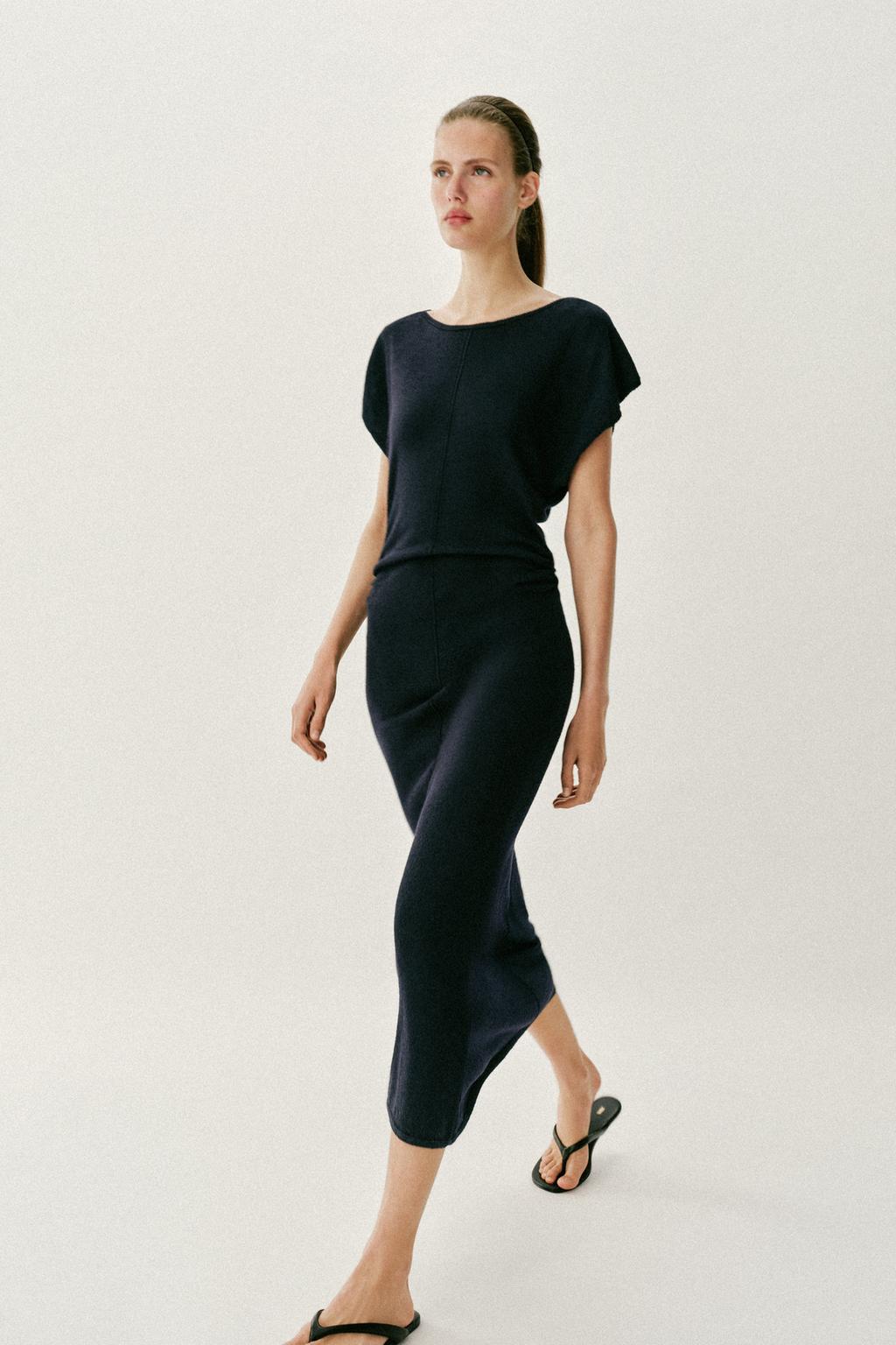 ДЛИННОЕ ТРИКОТАЖНОЕ ПЛАТЬЕ СО СБОРКАМИ ПО БОКАМ