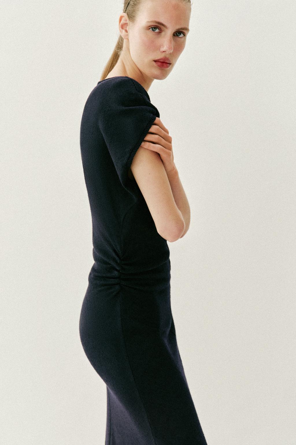 ДЛИННОЕ ТРИКОТАЖНОЕ ПЛАТЬЕ СО СБОРКАМИ ПО БОКАМ