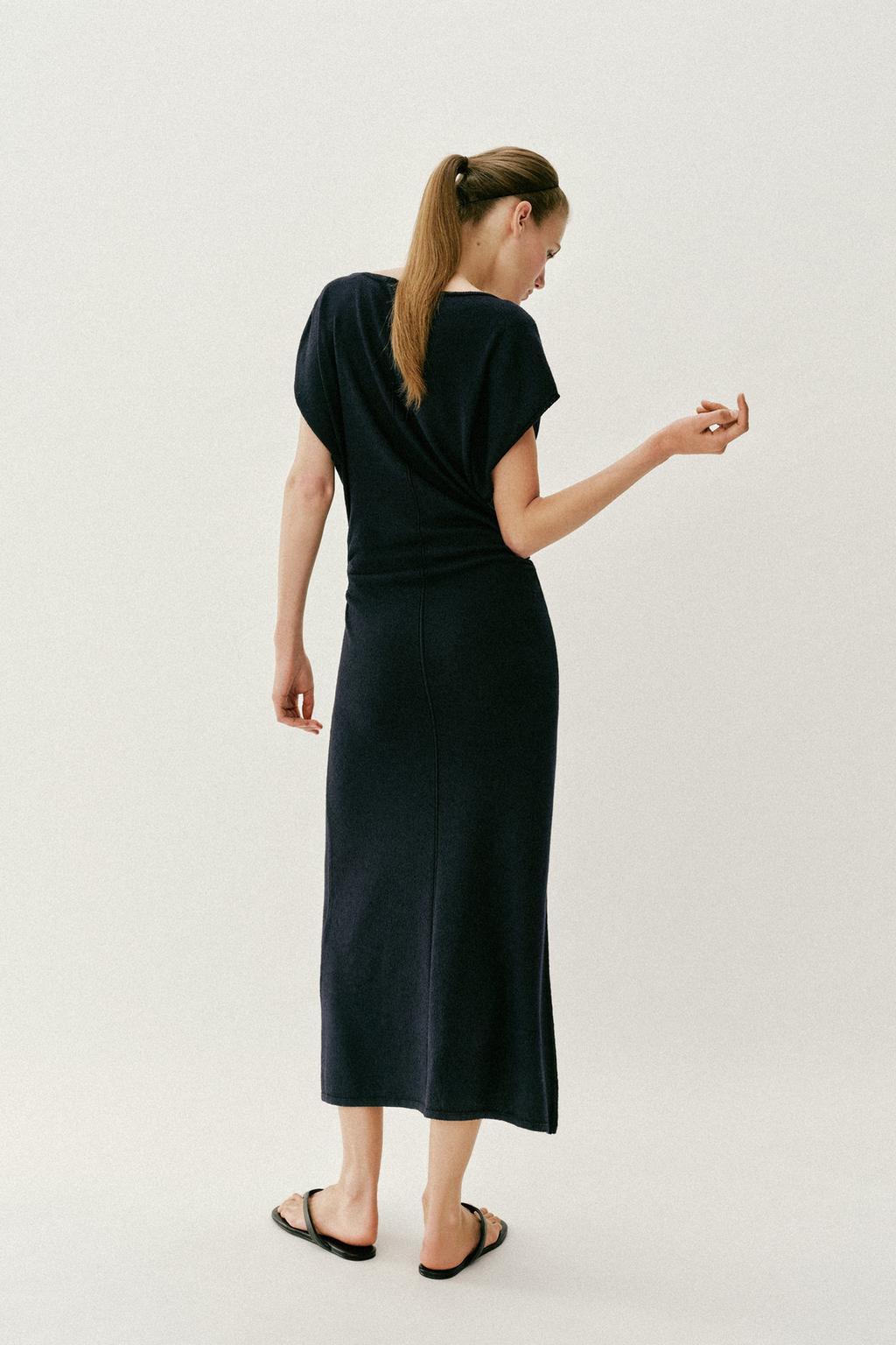 ДЛИННОЕ ТРИКОТАЖНОЕ ПЛАТЬЕ СО СБОРКАМИ ПО БОКАМ