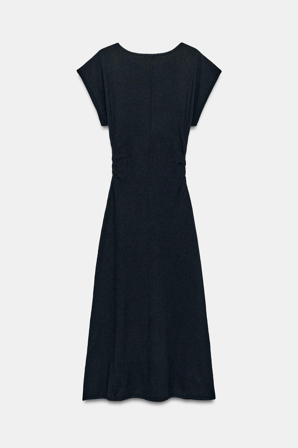 ДЛИННОЕ ТРИКОТАЖНОЕ ПЛАТЬЕ СО СБОРКАМИ ПО БОКАМ