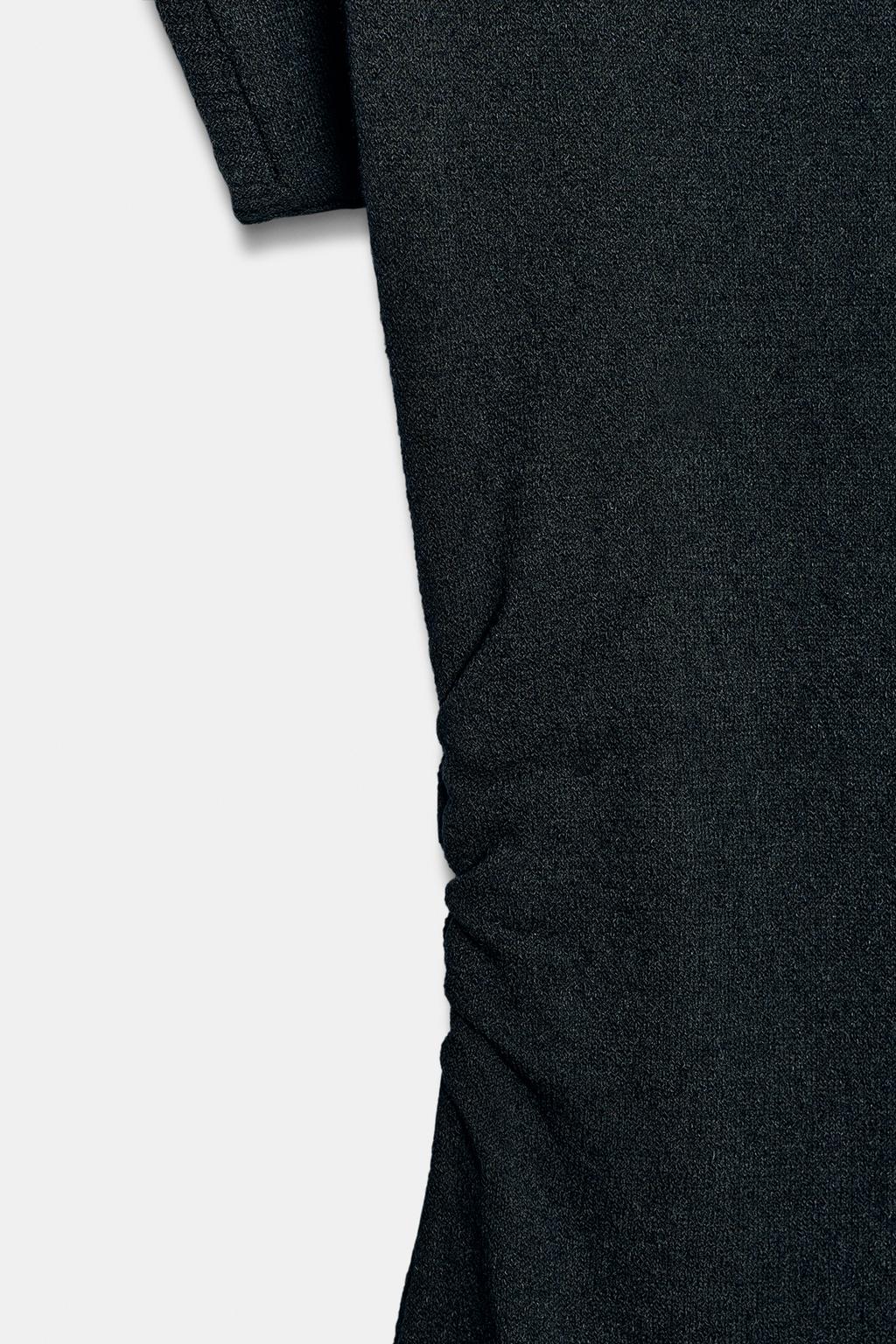 ДЛИННОЕ ТРИКОТАЖНОЕ ПЛАТЬЕ СО СБОРКАМИ ПО БОКАМ