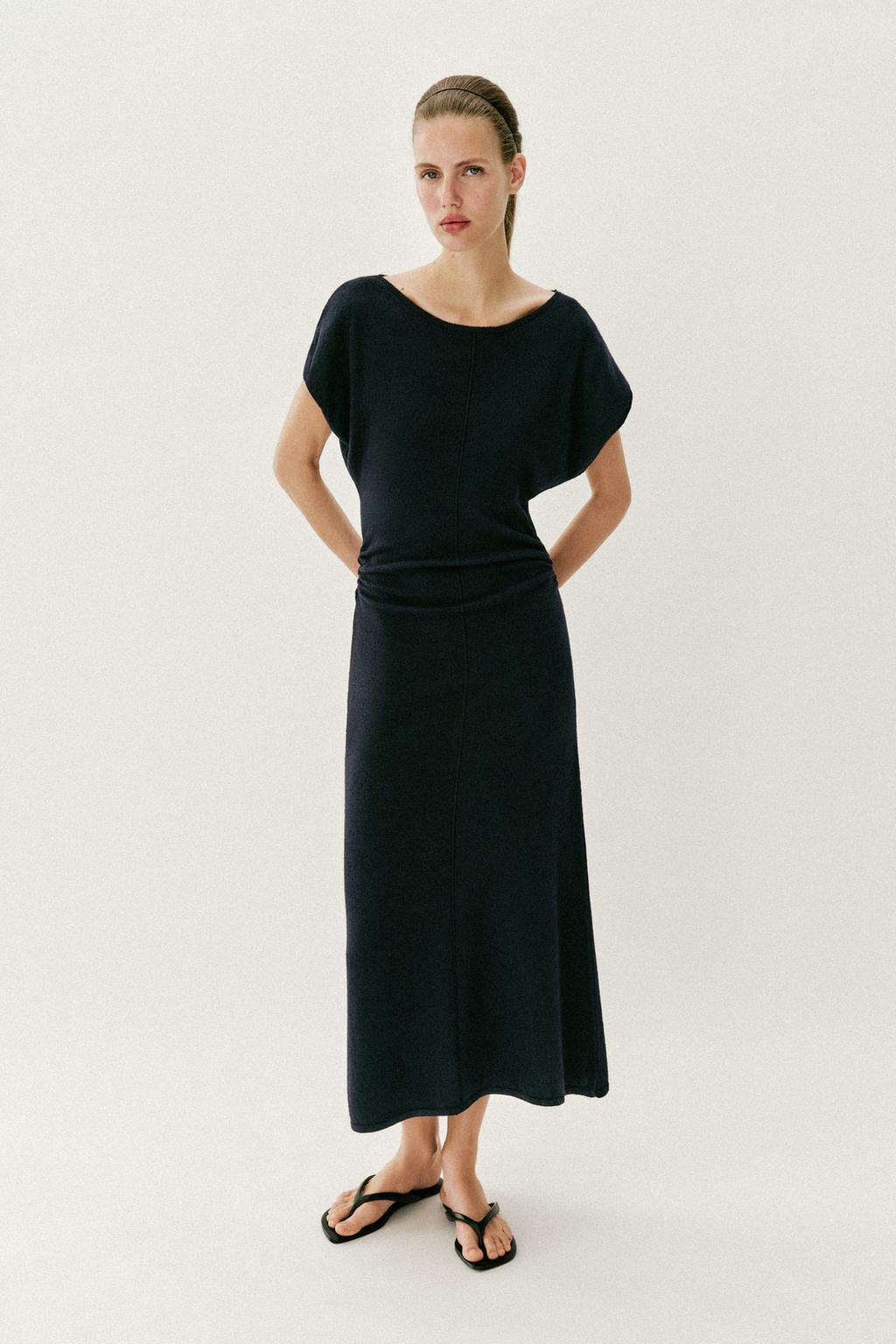 ДЛИННОЕ ТРИКОТАЖНОЕ ПЛАТЬЕ СО СБОРКАМИ ПО БОКАМ