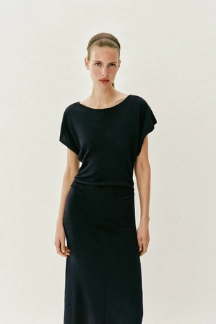 Длинное трикотажное платье со сборками по бокам- Заказать в России