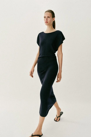 Длинное трикотажное платье со сборками по бокам- Заказать в России