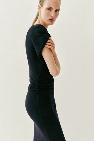 Длинное трикотажное платье со сборками по бокам- Заказать в России