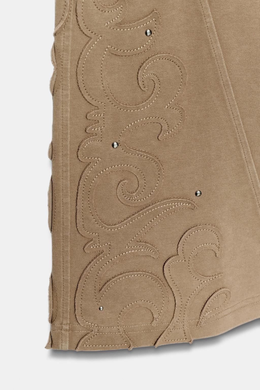 БРЮКИ FLARE С ЭФФЕКТОМ ПОТЕРТОСТИ И ЗАКЛЕПКАМИ