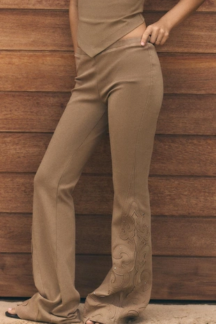 Брюки Flare с эффектом потертости и заклепками- Заказать в России