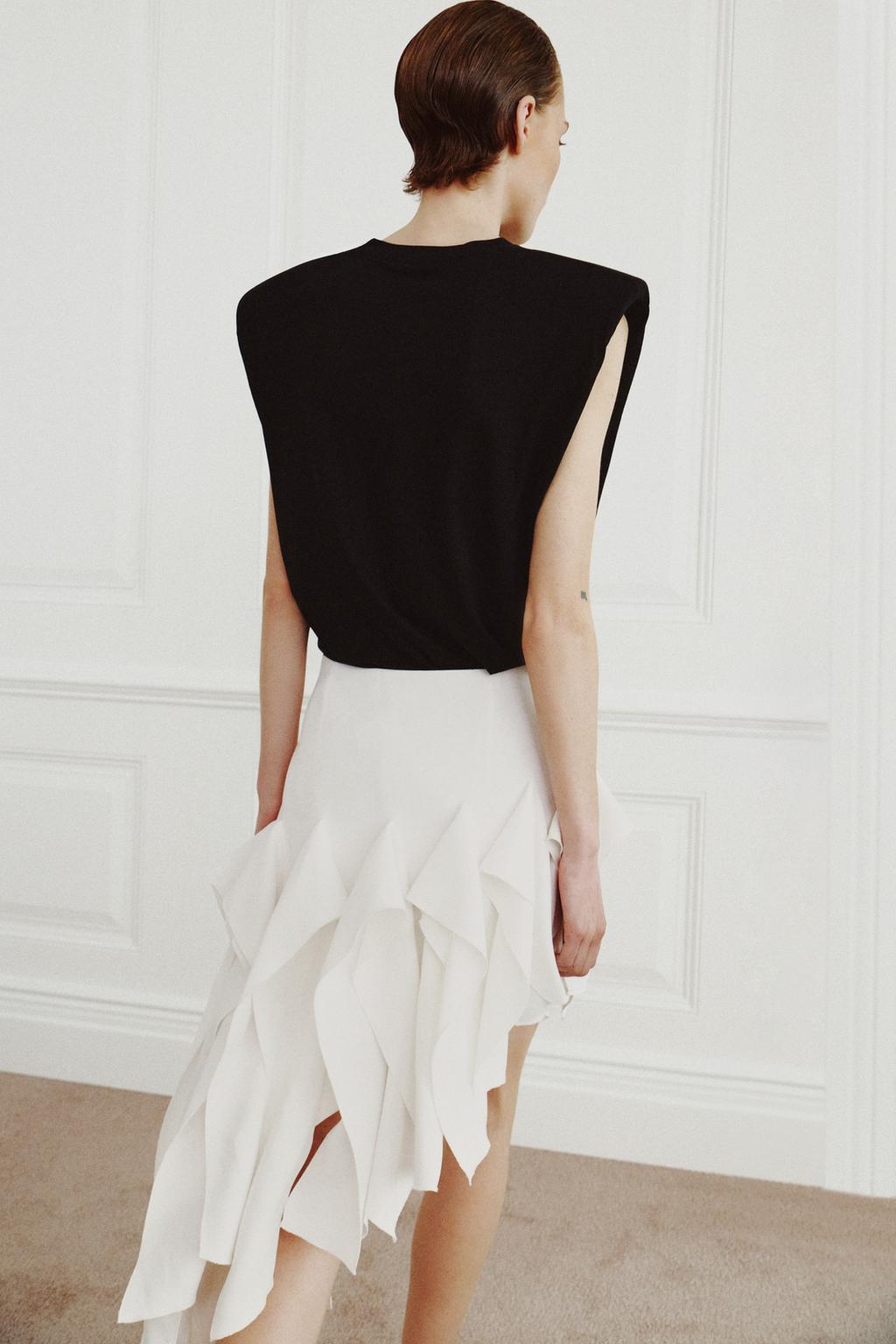 ФУТБОЛКА СО СВОБОДНЫМИ РУКАВАМИ И ПОДПЛЕЧНИКАМИ