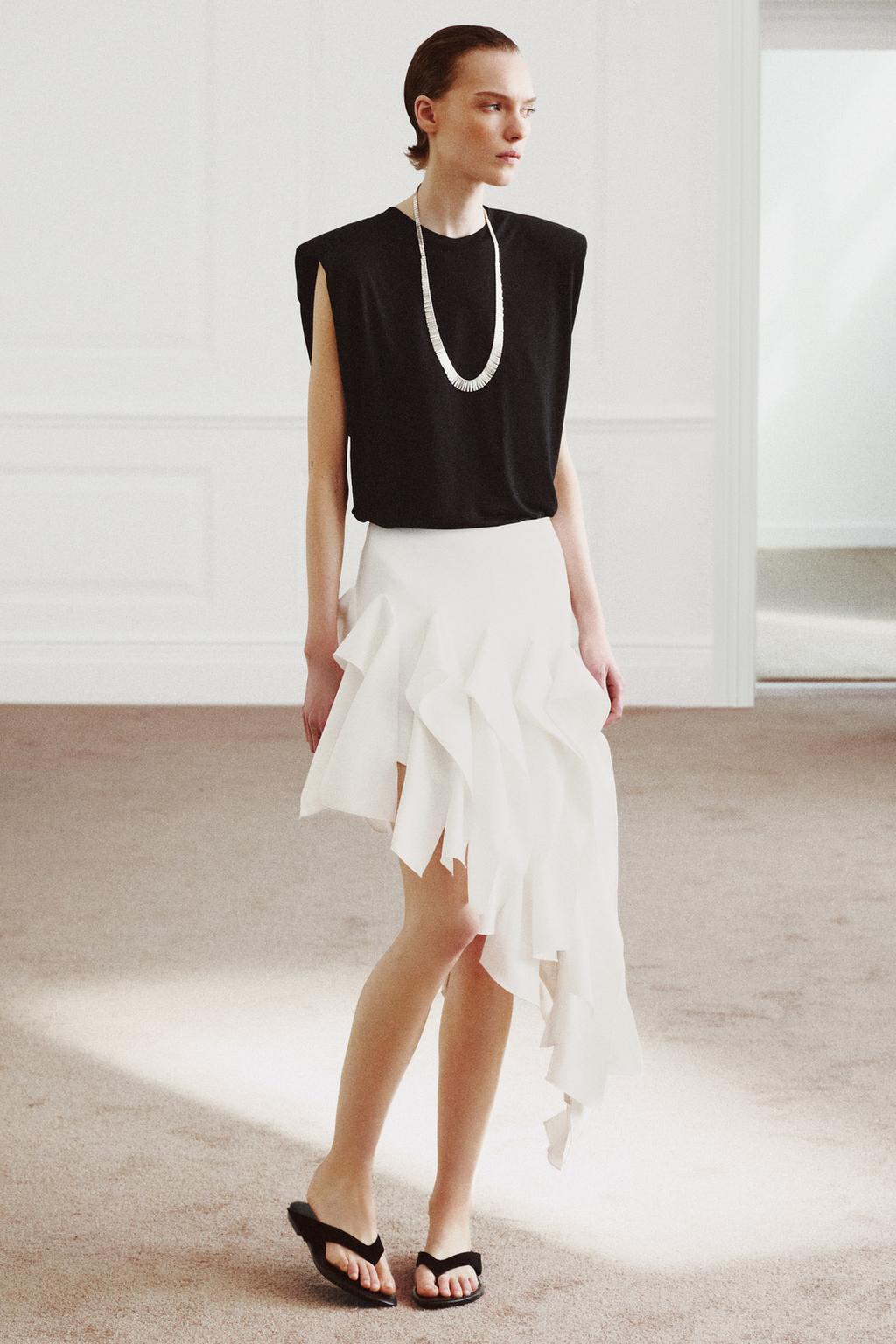 ФУТБОЛКА СО СВОБОДНЫМИ РУКАВАМИ И ПОДПЛЕЧНИКАМИ